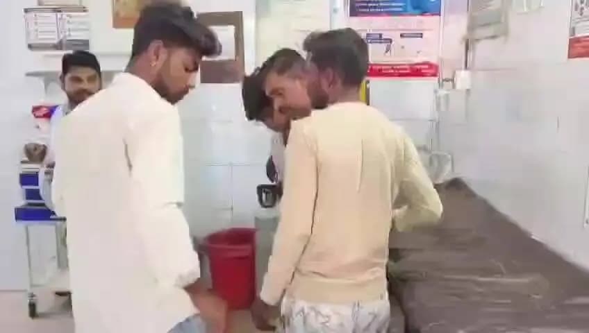 महोबा: साईं कॉलेज रोड पर भैंस चरा रहे चंद्रभान यादव से हुई मारपीट, घायल को जिला अस्पताल में किया गया भर्ती
