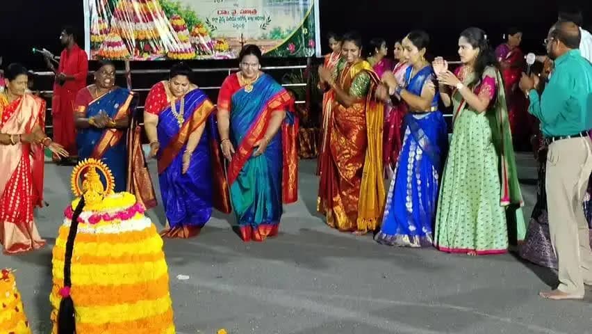 పెద్దపల్లి: ట్యాంక్ బండ్ పై సద్దుల బతుకమ్మ సంబరాలు