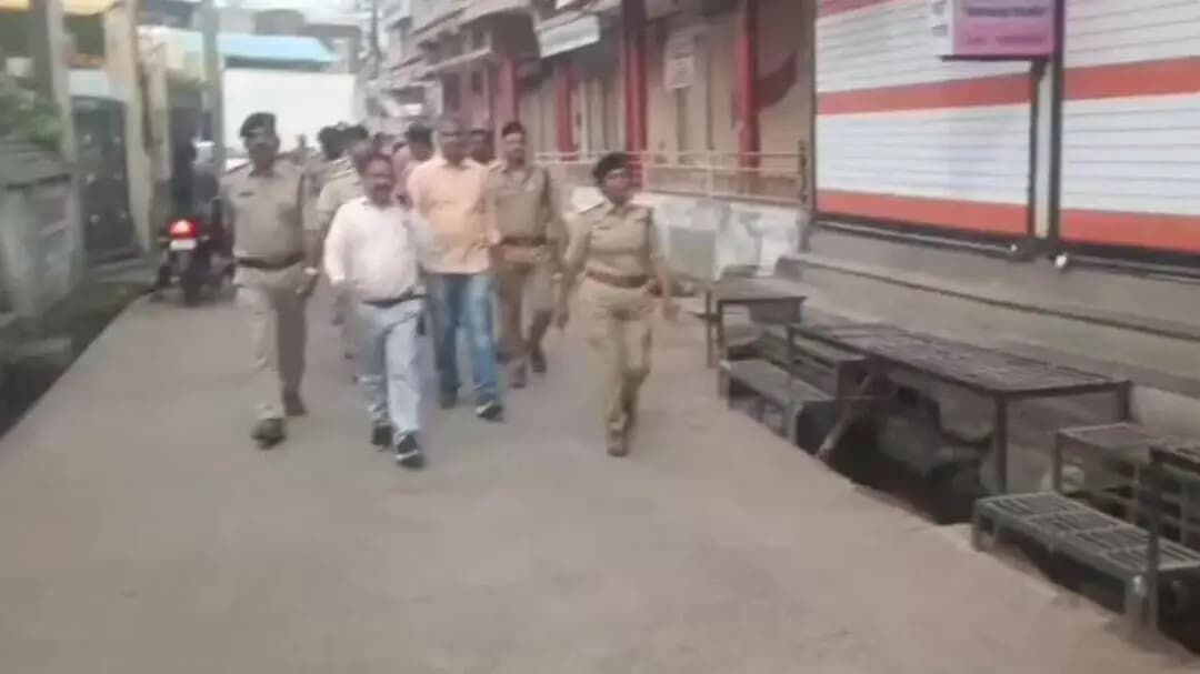 रहटगांव: नवरात्रि और दशहरा पर्व को लेकर टिमरनी-रहटगांव क्षेत्र में पुलिस अलर्ट, प्रमुख मार्गों पर निकाला फ्लैग मार्च।