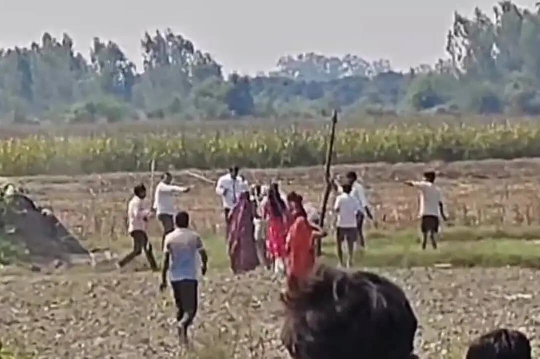 पटियाली: पटियाली के ढकपुरा गांव में दो पक्षों के बीच खूनी संघर्ष, फायरिंग की सूचना, 11 लोग घायल
