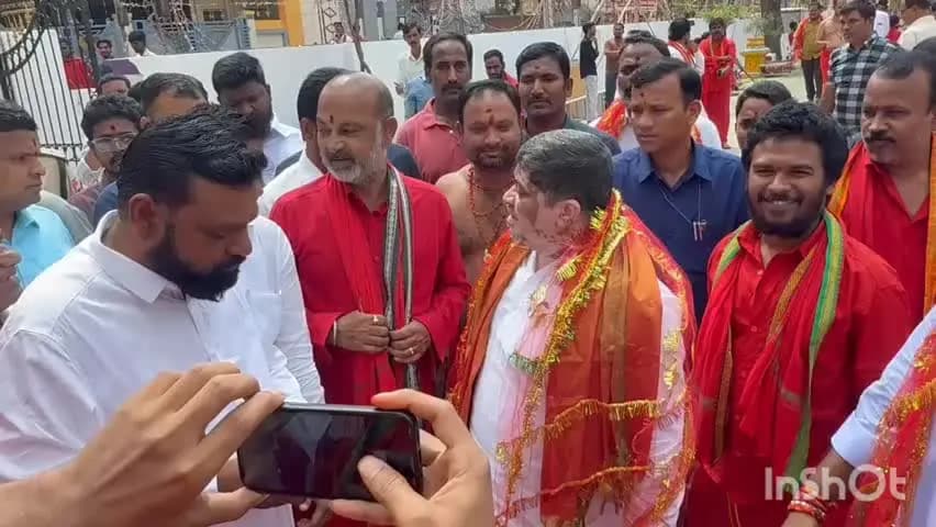 కరీంనగర్: కేంద్ర మంత్రి బండి సంజయ్తో కలిసి శ్రీ మహాశక్తి ఆలయంలో అమ్మవార్లను దర్శించుకున్న మంత్రి పొన్నం ప్రభాకర్