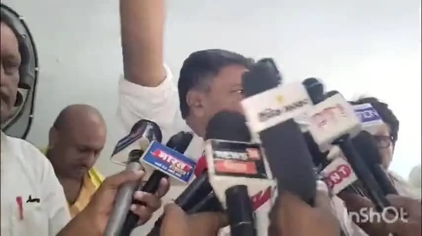 आरा: रिटायर असिस्टेंट कमिश्नर हत्याकांड में परिजनों से मिले आरके सिंह, 15 दिन में कार्रवाई नहीं होने पर आंदोलन की दी चेतावनी