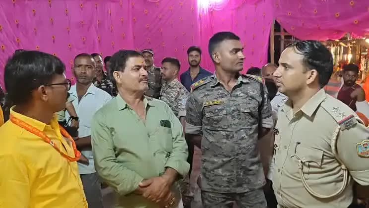 रमकंडा: रमकंडा में थाना प्रभारी ने पूजा पंडालों का किया निरीक्षण, सुरक्षा व्यवस्था को लेकर दिए निर्देश