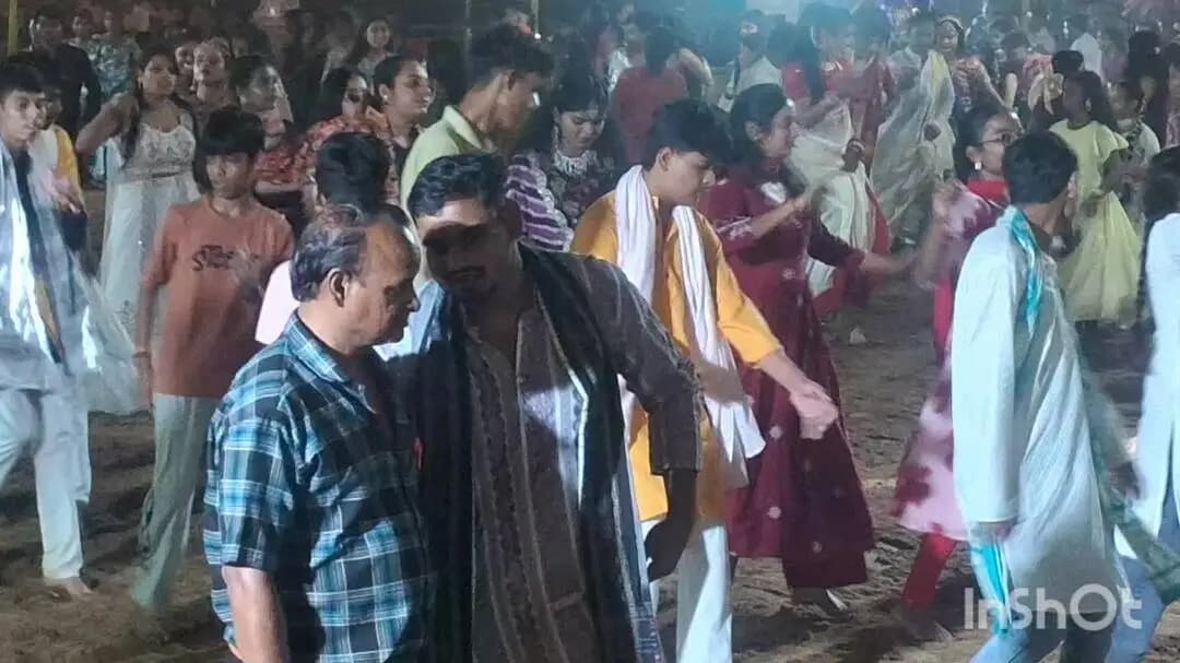 पिथौरा: पिथौरा । अंजलि विहार कॉलोनी लहरौद में आयोजित रास गरबा प्रतियोगिता में सातवें दिन अपार भीड़