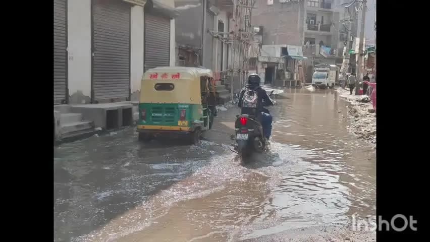 करावल नगर: दिल्ली के स्वरूप नगर के कुशक रोड पर जलभराव से लोग परेशान, कई वाहन पलटने से बचे