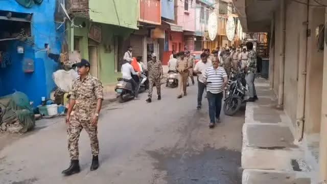 कलेक्टर, एसपी ने किया दुर्गा प्रतिमा विसर्जन मार्गों का निरीक्षण�
कलेक्टर ने गाटर घाट पर दो अलग-अलग विसर्जन कुंड बनाने के दिए निर्देश, अतिक्रमण हटाने और व्यवस्थाएं दुरुस्त करने पर जोर
कटनी। दुर्गा प्रतिमा विसर्जन चल समारोह को शांतिपूर्ण, सुरक्षित एवं सुव्यवस्थित ढंग से संपन्न कराने के लिए कलेक्टर श्री आशीष तिवारी, पुलिस अधीक्षक श्री अभिनय विश्वकर्मा और निगमायुक्त सुश्री तपस्या परिहार ने रविवार शाम शहर के प्रमुख मार्गों का पैदल निरीक्षण किया। अधिकारियों ने 20 अक्टूबर को होने वाले विसर्जन समारोह की तैयारियों का जायजा लेते हुए संबंधित विभागों को आवश्यक व्यवस्थाएं समय पर सुनिश्चित करने के निर्देश दिए।
निरीक्षण के दौरान स्टेशन रोड स्थित पंचमुखी हनुमान मंदिर से सुभाष चौक, झंडा बाजार, सुक्खन चौक, लक्ष्मी नारायण मंदिर, शेर चौक और आजाद चौक होते हुए गाटर घाट विसर्जन कुंड तक पहुंच मार्ग का निरीक्षण किया गया।
कलेक्टर श्री तिवारी ने ग�