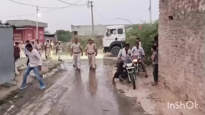 कोटड़ी: कोटड़ी पुलिस ने मंशा गांव में निकाला फ्लैग मार्च, शांतिपूर्ण मतदान की की अपील