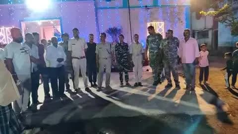 मरकच्चो: मरकच्चो थानाप्रभारी ने रविवार शाम 7 बजे दलबल के साथ क्षेत्र के मां दुर्गापूजा पंडालों का किया औचक निरीक्षण