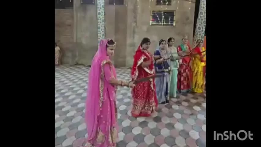 गंधवानी: मनावर में गरबा के दौरान महिलाओं ने राजस्थानी वेशभूषा में तलवार नृत्य कर दिखाया शौर्य