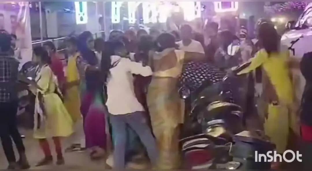 रॉबर्ट्सगंज: सोनभद्र में दुर्गा पूजा घूमने आई महिलाओं के बीच हुई मारपीट, वीडियो हुआ वायरल