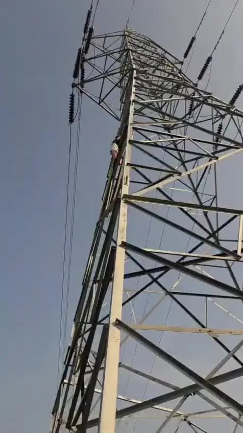 प्रेम प्रसंग में हा**ईवो**ल्टेज टा*वर पर चढ़ी यु**वती, प्रेमी की रि*हाई की कर रही मांग