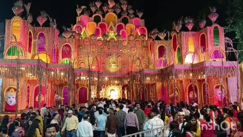 कांके: रांची के दुर्गा पूजा पंडालों में उमड़ा आस्था का जन सैलाब, देर रात तक घूमते नजर आए लोग