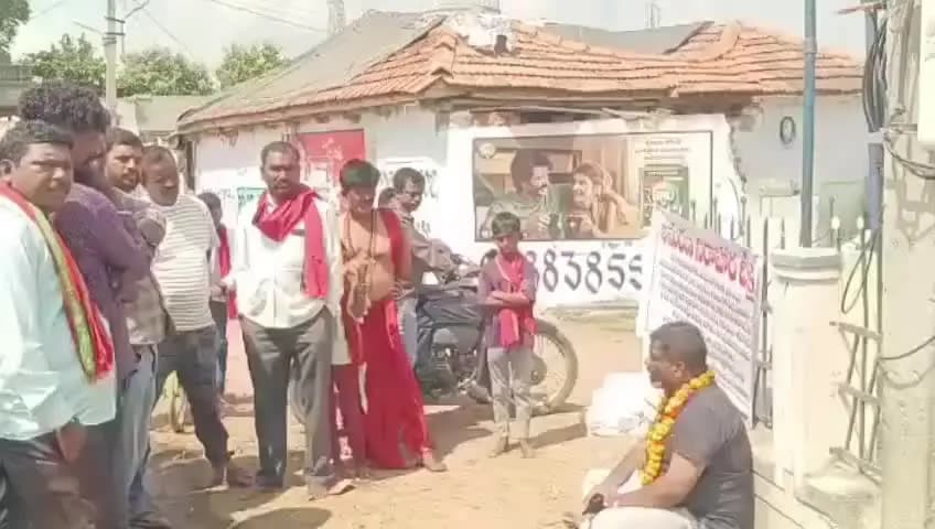 కామారెడ్డి: అడ్లూర్లో చిట్టి డబ్బుల కోసం ఆమరణ నిరాహార దీక్షకు దిగిన సంతోష్ కుమార్ రూ.4.30 లక్షలు రావాలంటూ ఆందోళన
