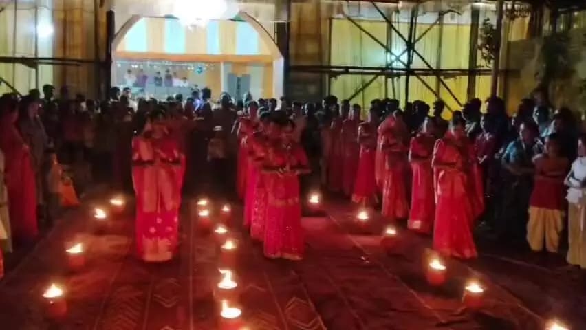 कटकमदाग: महाअष्टमी पर शिवशक्ति ग्रुप की भव्य जीवंत झांकी ने मोहा श्रद्धालुओं का मन