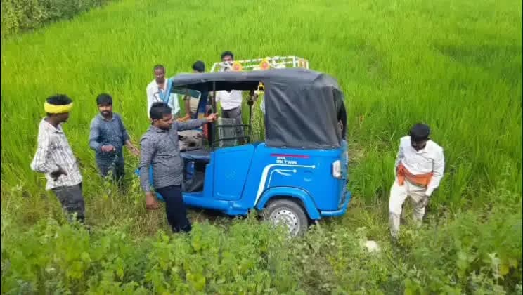 भवनाथपुर: ई-ऑटो पलटने से दो महिलाओं समेत चार घायल, दो को किया गया रेफर