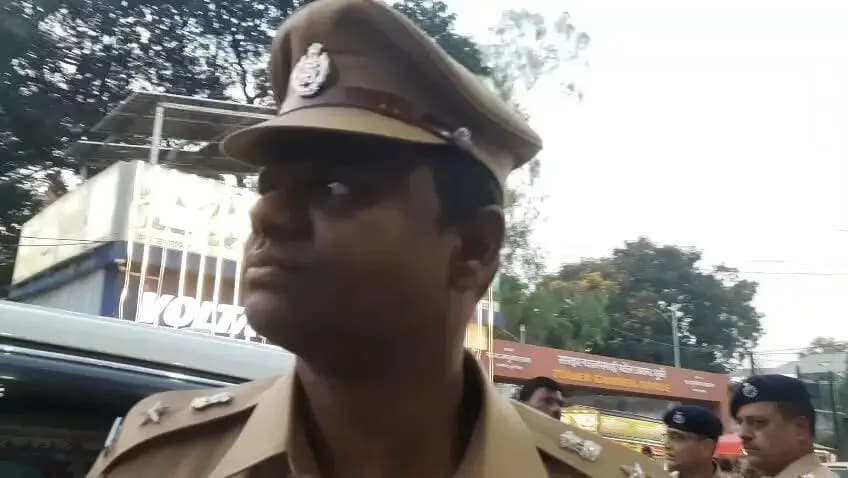 धुळे शहराच्या ट्रॅफिक समस्येवर पोलीस प्रशासन ॲक्शन मोडमध्ये! नागरिकांच्या तक्रारींची दखल घेऊन, ट्रॅफिक सुधारण्यासाठी विशेष मोहीम. मा. पोलीस अधीक्षक, धुळे व अधिकाऱ्यांची थेट ग्राउंड लेव्हलवर पाहणी.
