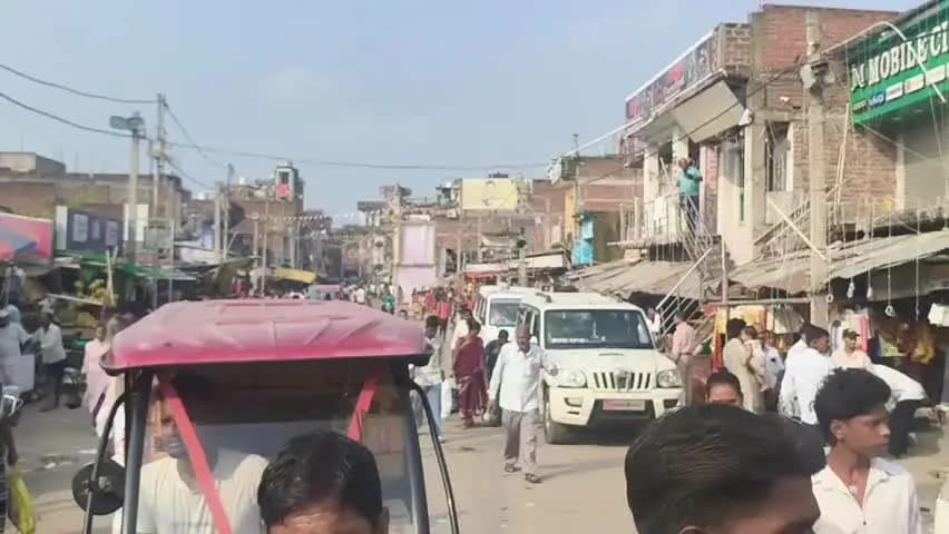 गुरुआ: सड़क से दुकानें हटाईं, अब कहां जाएंगे छोटे दुकानदार? गुरुआ प्रशासन से सवाल!