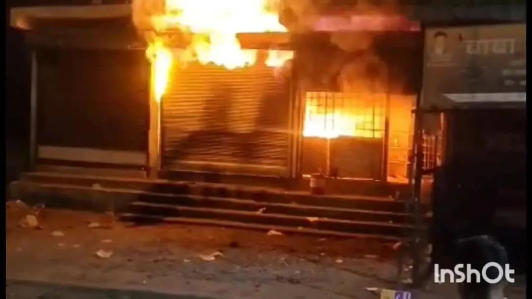 कुम्भराज: कुंभराज में शराब दुकान में आग लगाने वाला MP पुलिस का हेड कांस्टेबल निकला, राजगढ़ जिले में है पोस्टिंग, पुलिस जांच जारी