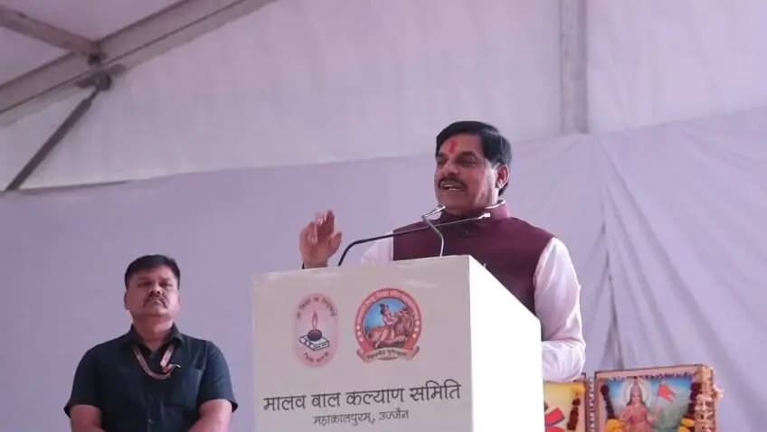 *आदर्श विद्यालयों के बलबूते पर नई पीढ़ी संस्कारित होगी-मुख्यमंत्री डॉ. यादव*
---
*मुख्यमंत्री ने मानव बाल कल्याण समिति के महाकालपुरम प्रकल्प का भूमि पूजन किया*
---
*मुख्यमंत्री ने प्रकल्प के लिए 1.25 करोड़ की घोषण की*
उज्जैन, 18 अक्टूबर। मुख्यमंत्री डॉ. मोहन यादव ने कहा है कि आदर्श विद्यालयों के बलबूते ही नई पीढ़ी संस्कारित होगी। शिक्षा के नए प्रकल्पों की शुरुआत इस दिशा में एक शुभ संकेत है। विद्यालय व्यक्तिगत मान अपमान के लिए नहीं होते है। यहां पर सब लोग एक समान रुप में शिक्षा ग्रहण करते है। गुरु सांदीपनि की परंपरा का निर्वहन करते हुए हमारे उज्जैन से कृष्ण और सुदाम की नई बैच निकलेगी। डॉ. मोहन यादव ने यह बात आज उज्जैन के जियापुरा में विद्या भारती की मानव बाल कल्याण समिति (विद्याभारती) के द्वारा निर्मित होने वाले बहुउद्देशीय महाकालपुरम प्रकल्प के भूमि पूजन एवं शिलान्यास अवसर पर कही।
मुख्यमंत्री ने कहा कि उज्जैन में आज महाअष्टमी के दिन शिक्षा के एक नए चरण की शुरुआत हो रही है। पहले से ही उज्जैन में दो सरस्वती शिशु मंदिर संचालित हो रहे है जो कि मध्यप्रदेश बोर्ड के अधीन है। यह नया प्रकल्प सीबीएसई के अनुसार शिक्षण प्रदान करेगा। मुख्यमंत्री ने इस प्रकल्प के लिए पूर्व में स्वीकृत किए गए 75 लाख के अलावा 1.25 करोड़ रूपए स्वीकृत करने की घोषणा की है।
इस अवसर पर संबोधित करते हुए सांसद श्री अनिल फिरोजिया ने कहा कि विद्या भारती ऐसी संस्था है जहां पर बच्चों को सर्वांगीण विकास होता है। श्री फिरोजिया ने कहा कि मैं भी सरस्वती शिशु मंदिर का छात्र रहा हूं। यह ऐसी संस्था है जो छात्रों को अच्छा आचरण, संस्कार व नैतिकता का पाठ पढ़ाती है।
इसके पूर्व मुख्यमंत्री डॉ. मोहन यादव ने महाकालपुरम का शिलान्यास एवं भूमि पूजन किया। इस अवसर पर सांसद श्री अनिल फिरोजिया, क्षेत्रीय संगठन मंत्री विद्या भारती श्री अखिलेश मिश्रा, संत श्री श्याम गिरी महाराज (राधे-राधे बाबा), महापौर श्री मुकेश टटवाल, गृह निर्माण मंडल के अध्यक्ष श्री ओम जैन, उज्जैन विकास प्राधिकरण के अध्यक्ष श्री रवि सोलंकी, सिंहस्थ विकास प्राधिकरण के अध्यक्ष श्री जगदीश अग्रवाल, श्री राकेश पंड्या, मानव बाल कल्याण समिति के अध्यक्ष श्री गजेन्द्र मेहता, मानव बाल कल्याण समिति के सचिव श्री योगेश, पूर्व विधायक श्री राजेन्द्र भारती एवं गणमान्य व्यक्ति मौजूद थे।
CM Madhya Pradesh Jansampark Madhya Pradesh
JDjansampark Ujjain Ujjain Commissioner @