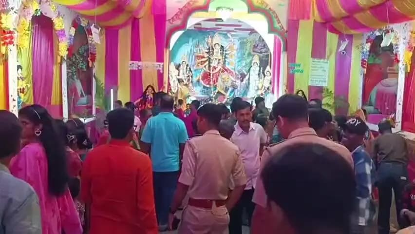 কুলতলি: চোরাবাগানের দুর্ঘটনার পর সতর্ক প্রশাসন, কুলতলির পুজো মণ্ডপে পুলিশের নজরদারি