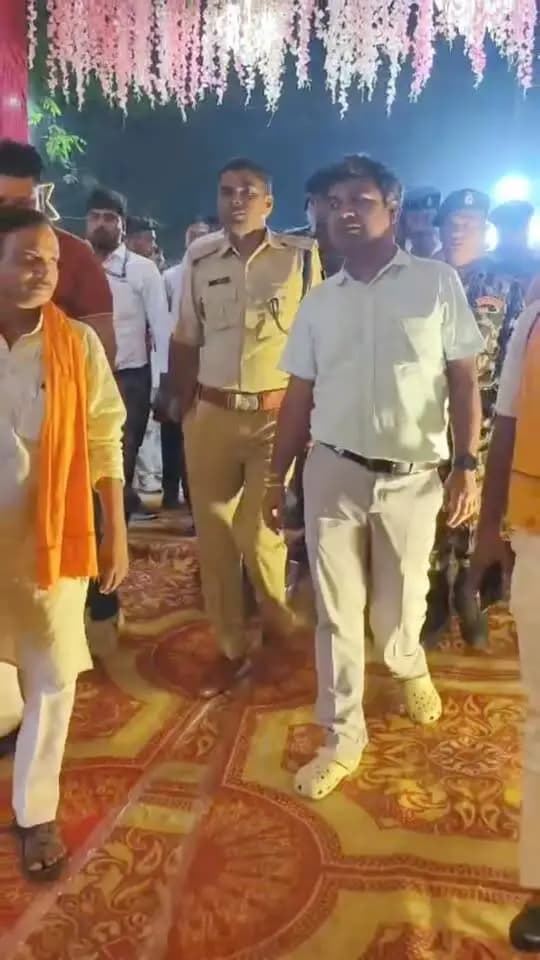 दुर्गा पूजा के मद्देनज़र आज जिलाधिकारी, रोहतास श्री दीपक कुमार मिश्रा एवं पुलिस अधीक्षक, रोहतास श्री राज द्वारा चेनारी के विभिन्न दुर्गा पूजा पंडालों का निरीक्षण कर सुरक्षा व्यवस्था एवं विधि-व्यवस्था का जायजा लिया गया।
जिला प्रशासन ने लोगों से शांति, भाईचारे एवं सौहार्द के साथ पर्व मनाने तथा सुरक्षित एवं व्यवस्थित आयोजन में प्रशासन का सहयोग करने की अपील की।
#IPRD
#bihargovernment
#durgapuja2026
#publicservice
#cmsamrat