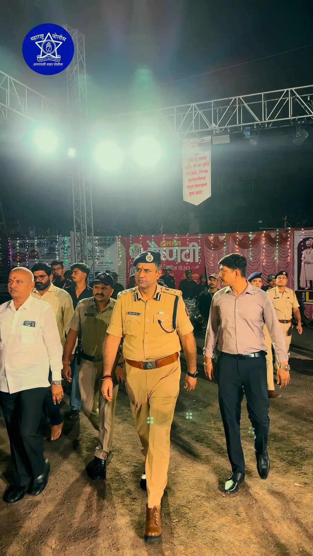 🚔 अमरावती शहर पोलीस | नवरात्रोत्सव विशेष 🚔
🌺 नवरात्रोत्सवाच्या पार्श्वभूमीवर मा. पोलीस आयुक्त, अमरावती शहर श्री. राकेश ओला यांनी शहरातील दुर्गा मंडळांना भेटी देऊन गरबा आयोजन व सुरक्षा व्यवस्थेची विशेष पाहणी केली.
यावेळी गरबा स्थळांवरील सुरक्षा व्यवस्था, भाविकांची गर्दी नियंत्रण आणि उत्सव शांततेत व सुरक्षित वातावरणात पार पडण्यासाठी आवश्यक बाबींचा आढावा घेण्यात आला.
🙏 नवरात्रोत्सव आनंदात साजरा करा, नियमांचे पालन करा आणि सुरक्षिततेला प्राधान्य द्या!
🚔 अमरावती शहर पोलीस