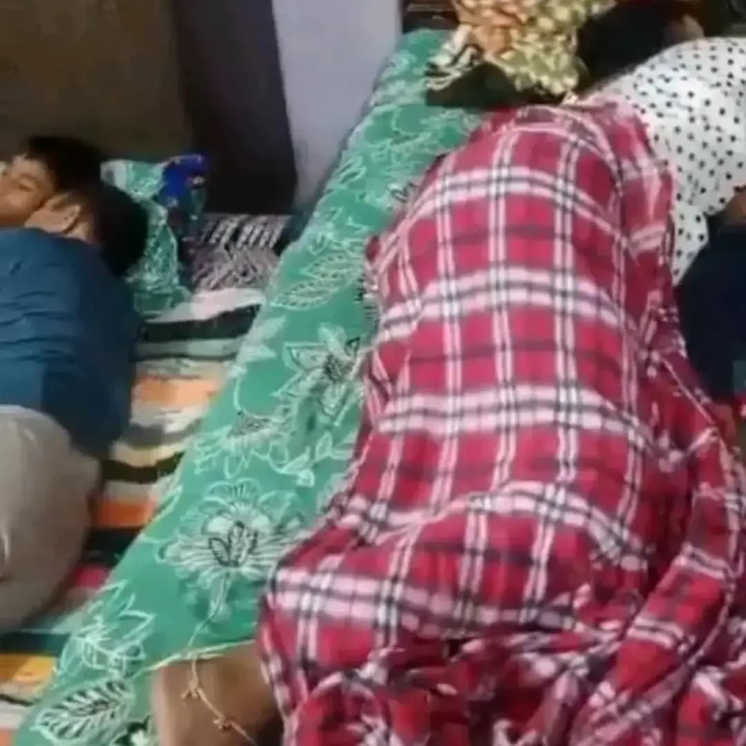 🚨💔 ग्रेटर नोएडा में दर्दनाक घटना: एक ही परिवार के पांच लोगों की मौत से मचा हड़कंप!
😢 रात में मैगी खाने के बाद सोया परिवार, सुबह बिस्तर पर मिले पांचों के शव!
📍 ग्रेटर नोएडा, उत्तर प्रदेश।
ग्रेटर नोएडा के रबूपुरा कोतवाली क्षेत्र के नगला श्रीपदम गांव में एक ही परिवार के पांच लोगों की मौत से इलाके में सनसनी फैल गई। मृतकों में महेश (37), उनकी पत्नी ललिता (35), बेटा लड्डू (11), बेटी मिष्टी (7) और छोटा बेटा साक्षत (3) शामिल हैं।
बताया जा रहा है कि शनिवार सुबह जब परिवार के लोग देर तक नहीं जागे, तो पड़ोसियों को शक हुआ। घर का दरवाजा अंदर से बंद था। खिड़की से देखने पर पांचों बिस्तर पर पड़े दिखाई दिए। सूचना मिलने पर पहुंची पुलिस ने दरवाजा तोड़कर घर के अंदर प्रवेश किया और पांचों के शव बरामद किए।
परिजनों के मुताबिक, परिवार ने रात में मैगी नूडल्स खाए थे। शुरुआती जांच में फूड पॉइजनिंग की आशंका जताई जा रही है, लेकिन मौत की असली वजह अभी स्पष्ट नहीं है। इसकी पुष्टि पोस्टमार्टम रिपोर्ट और जांच के बाद ही हो सकेगी।
💔 एक ही परिवार के पांच लोगों की मौत से पूरे गांव में शोक का माहौल है। आखिर इस परिवार के साथ क्या हुआ, यह जांच पूरी होने के बाद ही स्पष्ट होगा।
🙏 ईश्वर दिवंगत आत्माओं को शांति प्रदान करें और शोकाकुल परिजनों को यह दुख सहने की शक्ति दें।
#GreaterNoida #BreakingNews #ग्रेटरनोएडा #उत्तरप्रदेश #दर्दनाकघटना मैगी खबरहलचल