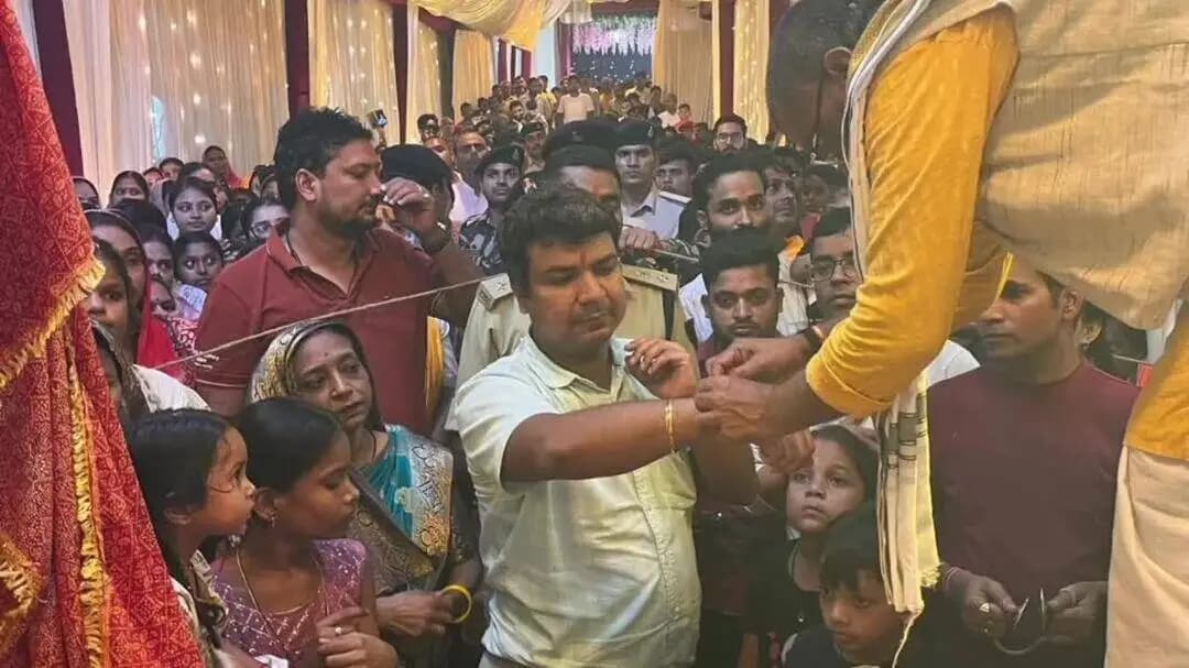 चेनारी: चेनारी में डीएम-एसपी ने पंडालों का निरीक्षण किया, सुरक्षा व्यवस्था का लिया जायजा और मां के दरबार में टेका माथा