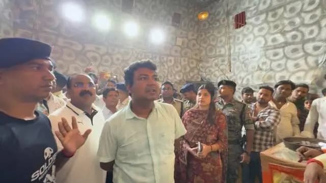 दुर्गापूजा के मद्देनजर आज जिलाधिकारी, रोहतास श्री दीपक कुमार मिश्रा द्वारा सासाराम के तकिया एवं रौजा रोड स्थित पूजा पंडालों का निरीक्षण कर सुरक्षा व्यवस्था का जायजा लिया गया। संबंधित पदाधिकारियों और पूजा समितियों को भीड़ नियंत्रण, यातायात प्रबंधन, अग्नि सुरक्षा एवं श्रद्धालुओं की सुविधा सुनिश्चित करने के निर्देश दिए।
जिलाधिकारी ने कहा कि दुर्गापूजा के दौरान लोगों की सुरक्षा एवं विधि-व्यवस्था बनाए रखना जिला प्रशासन की सर्वोच्च प्राथमिकता है। उन्होंने सभी संबंधित पदाधिकारियों को अपने दायित्वों का गंभीरता से निर्वहन करने का निर्देश दिया।
#iprd
#bihargovernment
#durgapuja2026
#publicservice
#cmsamrat