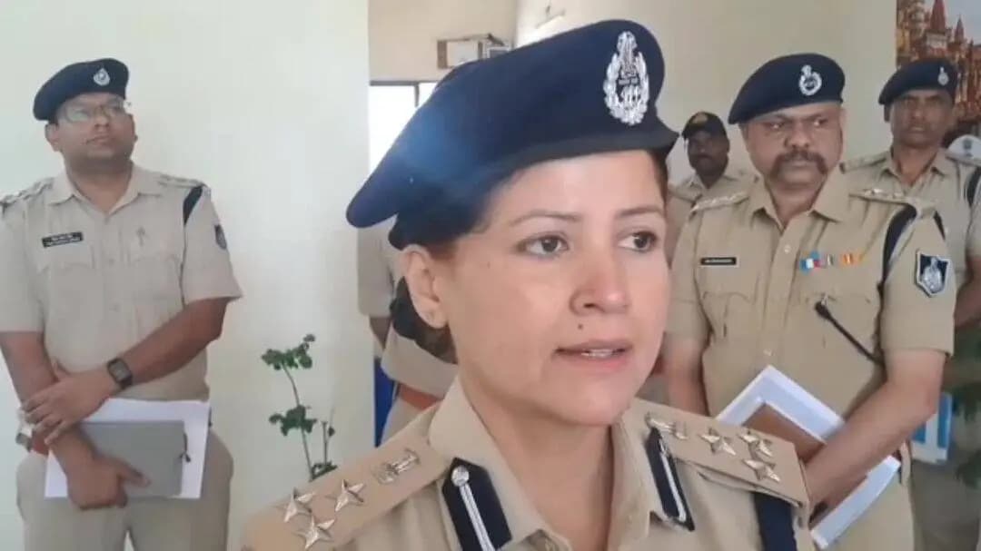 खंडवा नगर: डीआईजी सिमाला प्रसाद ने पदम नगर थाने का निरीक्षण कर रावण दहन की तैयारियों का जायजा लिया
