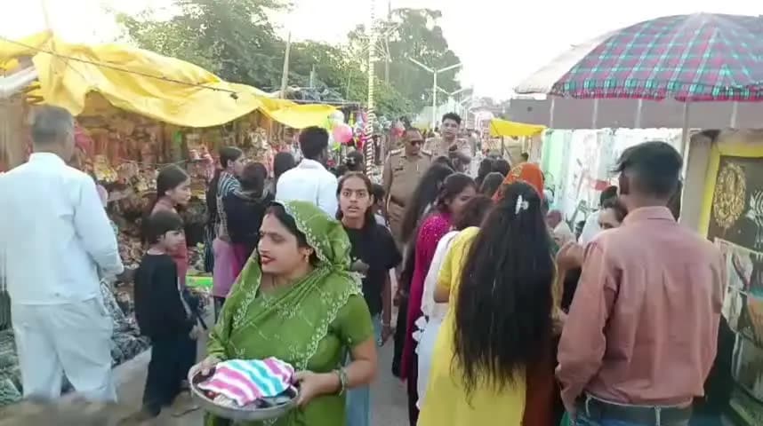 कासगंज: कोतवाल जगदीश चंद्र का सुरक्षा पर खास फोकस, मां चामुंडा देवी मंदिर पर सादे कपड़ों में तैनात की गई पुलिस, मनचलों पर नजर