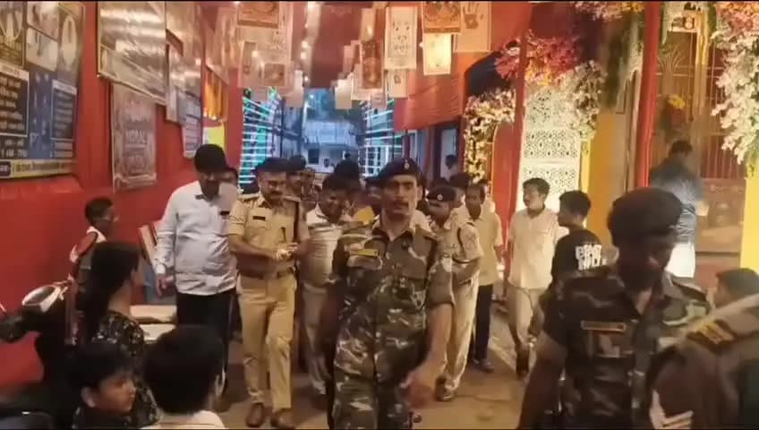 मधुपुर: मधुपुर में एसपी प्रवीण पुष्कर ने दुर्गा पूजा पंडालों का निरीक्षण किया, सुरक्षा व्यवस्था पर दिया जोर