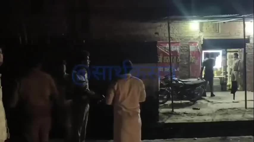 मौदहा: मुस्करा में शराब ठेके के पास ताबड़तोड़ फायरिंग में दो युवक बाल-बाल बचे