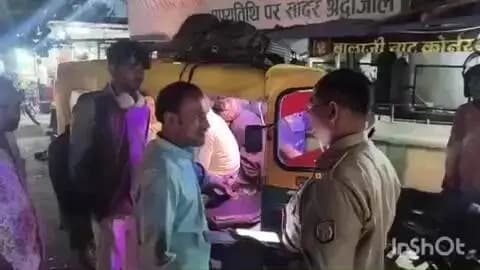 रायबरेली: सारस चौराहे पर यातायात नियमों की उड़ी धज्जियां, 4 सवारी क्षमता वाले CNG ऑटो में बैठाई गई 10 सवारियां, वीडियो वायरल