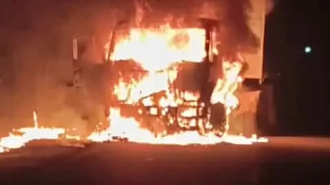 डलमऊ: डंपर और बाइक की भीषण भिड़ंत में पिता-पुत्र की मौत, टक्कर के बाद दोनों वाहनों में लगी आग