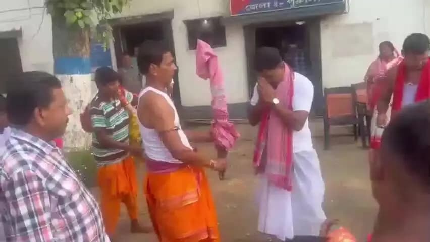 বান্দোয়ান: অষ্টমীর বলির খাঁড়ায় গামছা জড়িয়ে শান্তির বার্তা দেন বান্দোয়ানের ওসি