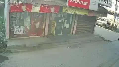 रुद्रपुर: शहर की सिंह कॉलोनी में नवजात बच्ची को कार के नीचे रखकर भागने वाले आरोपियों का वीडियो सीसीटीवी में कैद हुआ