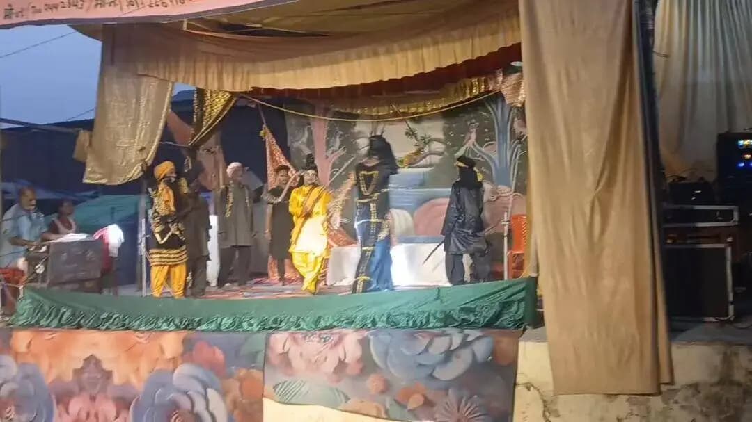 कुरावली के रामलीला मैदान में जोर-जोर से रामलीला शुरू हो गई है