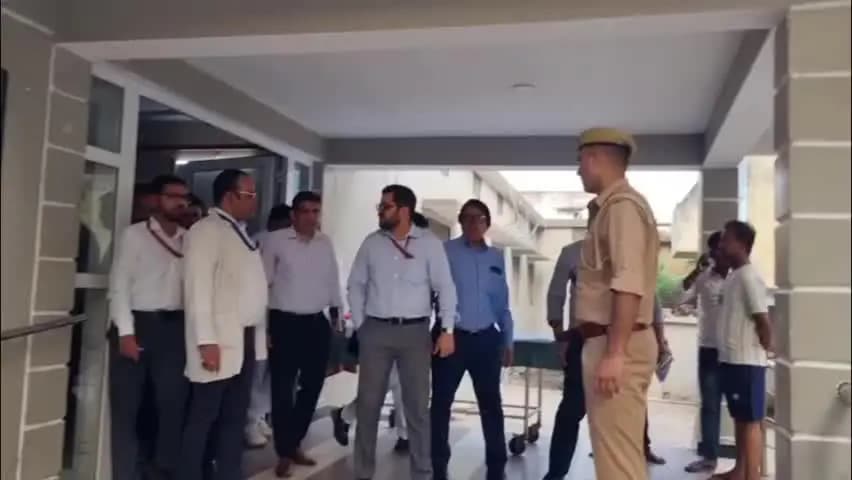 मऊरानीपुर: मऊरानीपुर में DM गौरांग राठी ने झोलाछाप डॉक्टरों पर कार्रवाई की तैयारी की, सड़कों की गुणवत्ता जांचने खुद पहुंचे मौके पर
