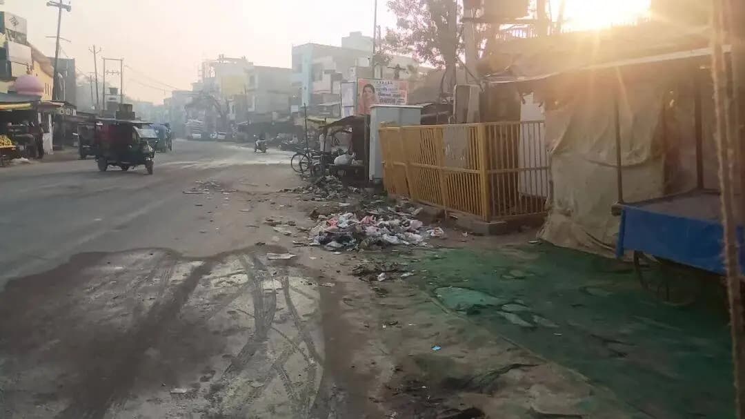 बिधूना: नदी तिराहा पर चार दिन से लगा कूड़े का ढेर लोग परेशान।