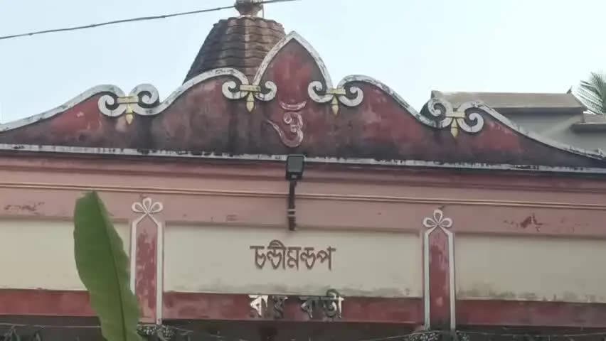 রামপুরহাট ১: ৩৫৮ বছরের ঐতিহ্য, খরুণের রায়বাড়ির চণ্ডীমণ্ডপে রীতি মেনে মহাষ্টমী ও সন্ধিপুজো