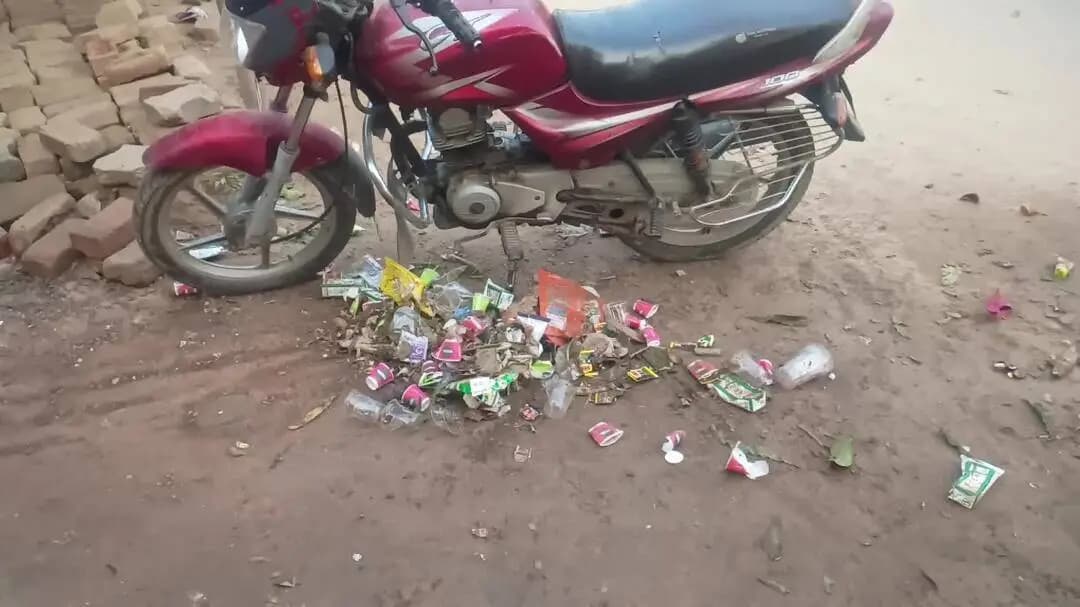 बिधूना नगर पंचायत कार्यालय के गेट के पास बेला रोड बाईपास पर लोग समय से साफ सफाई न होने से परेशान।