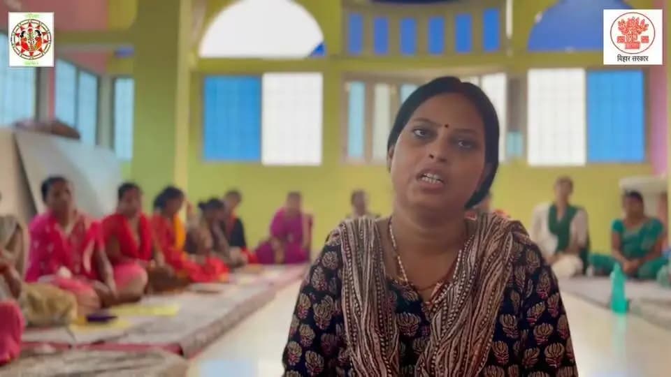 जीविका दीदी मेनका सिंह की पहल: फाइलेरिया उन्मूलन के लिए घर-घर जागरूकता अभियान
जिला प्रशासन सारण की पहल के तहत जीविका दीदी **मेनका सिंह**, सामुदायिक पोषण संसाधन सेवी (स्वास्थ्य, पोषण एवं स्वच्छता) एवं CLF-RP, सिद्धि CLF, प्रखंड सोनपुर, सारण में कार्यरत हैं। वे आंगनबाड़ी सेविकाओं के साथ घर-घर जाकर लोगों को फाइलेरिया जैसी गंभीर बीमारी के प्रति जागरूक कर रही हैं। इस दौरान वे लोगों को फाइलेरिया से बचाव, इसके संक्रमण एवं निर्धारित दवा के महत्व की जानकारी देती हैं और पात्र लोगों को दवा सेवन के लिए प्रेरित करती हैं। दवा सेवन के दौरान लोगों को निर्धारित दिशा-निर्देशों के अनुसार दवा खिलाने में भी सहयोग करती हैं।
मेनका सिंह का यह प्रयास ग्रामीण महिलाओं एवं परिवारों को स्वास्थ्य के प्रति जागरूक बनाने और फाइलेरिया उन्मूलन अभियान को जनभागीदारी से मजबूत करने की दिशा में सराहनीय पहल है। उनके संवाद और समझाने के तरीके से महिलाएँ बीमारी, बचाव एवं दवा सेवन के महत्व को समझ रही हैं।
जीविका दीदियों की पहल, स्वस्थ समाज की ओर एक सशक्त कदम।