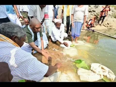 चितरपुर: मुख्यमंत्री हेमंत सोरेन ने दामोदर भैरवी संगम पर नम आंखों से मां की अस्थियों का विसर्जन किया, ग्रामीणों को बांटे वस्त्र