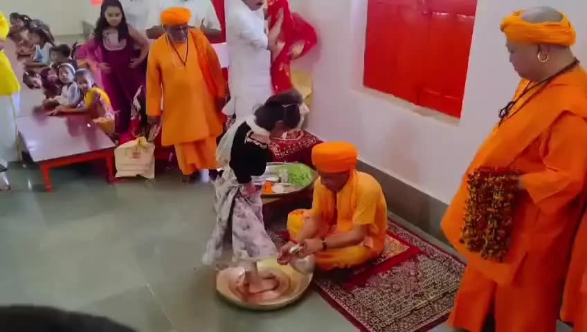 गोरखपुर: गोरखनाथ मंदिर में सीएम योगी ने कन्या पूजन किया, कन्याओं के पांव पखारकर लिया आशीर्वाद