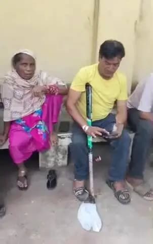 कानपुर: ट्रक ने रक्षा मंत्रालय के कर्मी की स्कूटी को रौंदा, पहिये से कुचलकर पत्नी की हुई मौत, मंदिर में दर्शन के लिए गए थे