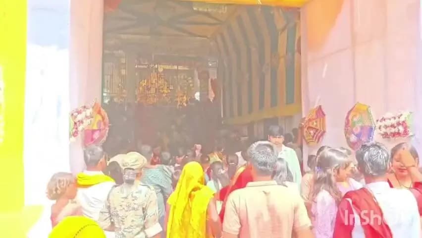 सिकंदरा: सिकंदरा में दुर्गा पूजा पंडालों में श्रद्धालुओं की भीड़ उमड़ी, चप्पे-चप्पे पर सुरक्षा व्यवस्था