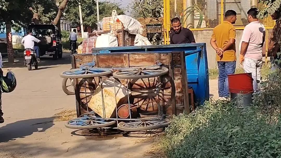 चंदौसी: चंदौसी असालतपुर जारई मार्ग पर चाट पकौड़ी का ठेला पलटा, चालक बाल-बाल बचा, हुआ भारी नुकसान