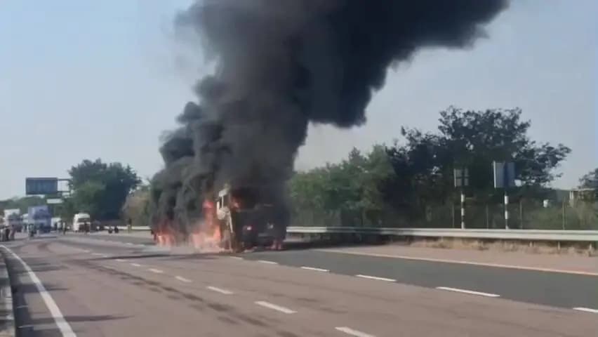 तिर्वा: ठठिया क्षेत्र में आगरा-लखनऊ एक्सप्रेसवे पर कंटेनर में लगी भीषण आग, चालक और हेल्पर ने कूदकर बचाई जान