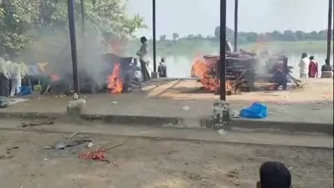 बरेली: बरेली के अलीगंज गांव में एक साथ जलीं पिता और दो बेटों की चिताएं, नर्मदा किनारे हुआ अंतिम संस्कार